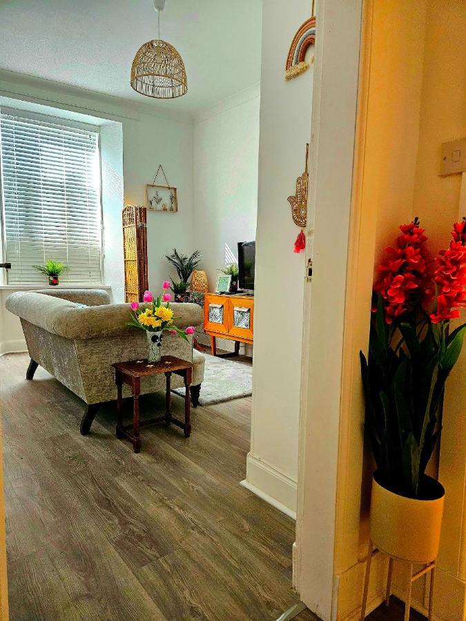 The Ferns - Shared Garden Apartment With Parking Darvel Екстер'єр фото
